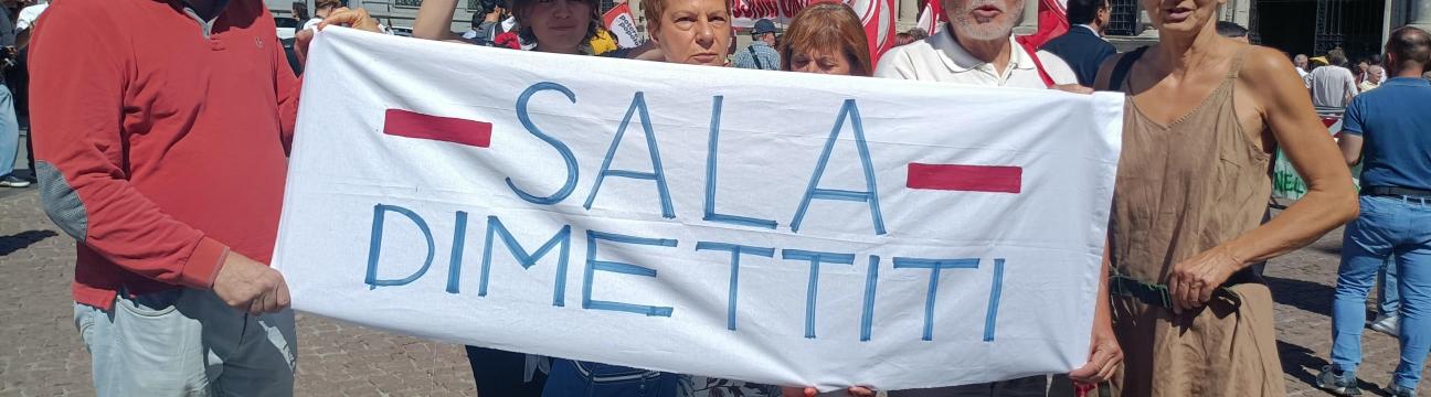 Contestazione per chiedere le dimissioni del sindaco Sala